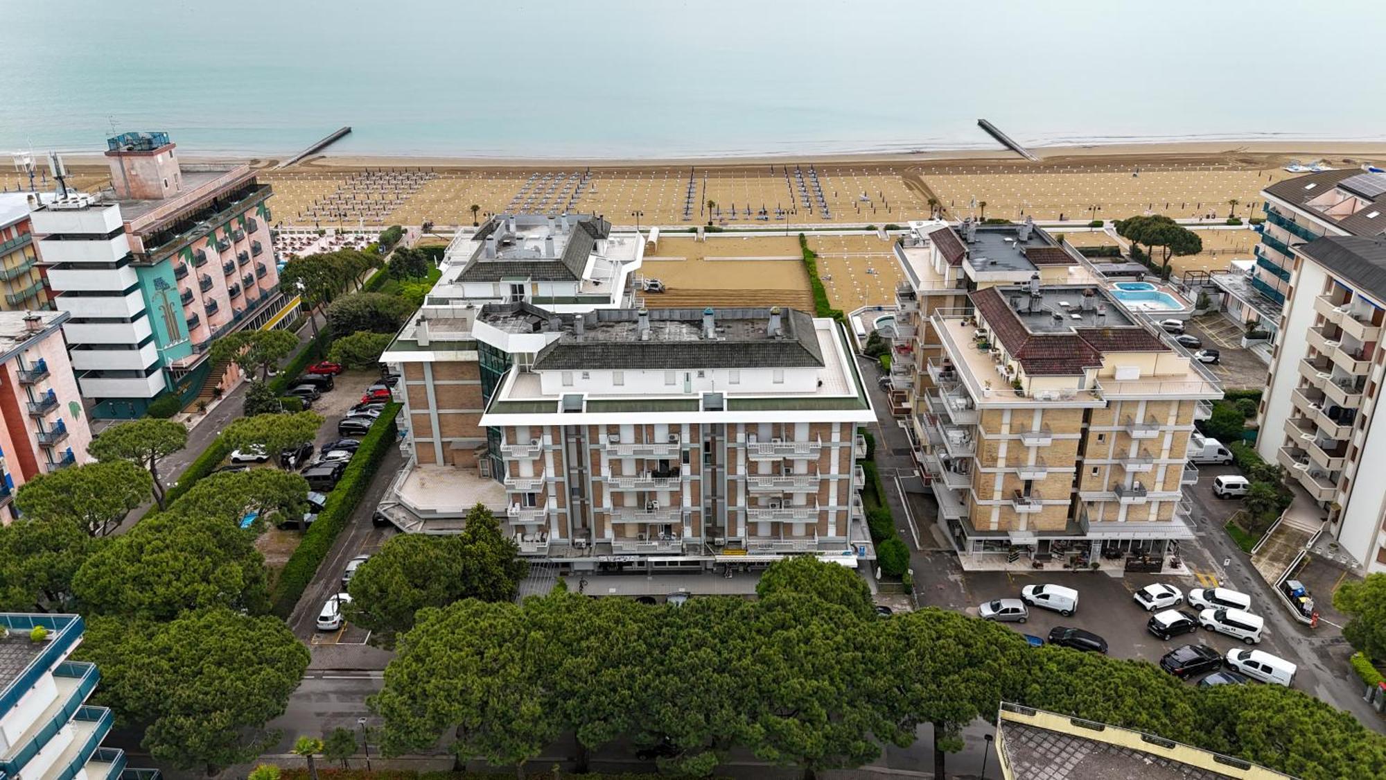 Jesolo Beach! Fronte Mare - Piscina Park E Posto Spiaggia Inclusi Kültér fotó